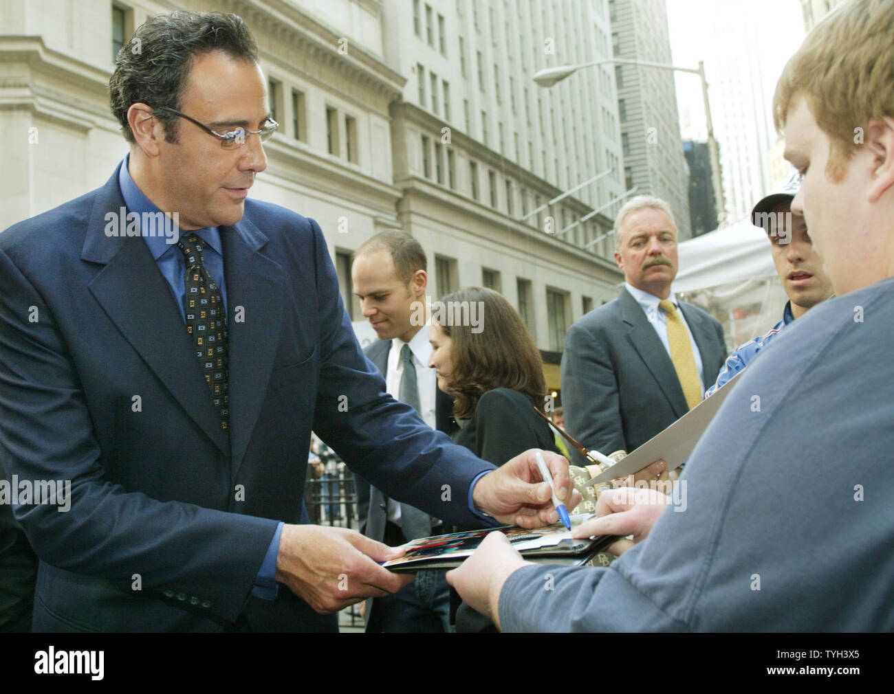 Brad Garrett, Links, wer spielt den Bruder in die Sit-com "jeder Raymond liebt, "Zeichen sein Autograph für einen Fan vor der New Yorker Börse, wo die Mitglieder der Besatzung am 16. Mai besucht, 2005 in New York City. Die beliebte TV-Serie lüftet seine Reihe finale heute Abend nach neun Jahren. (UPI Foto/Monika Graff) Stockfoto