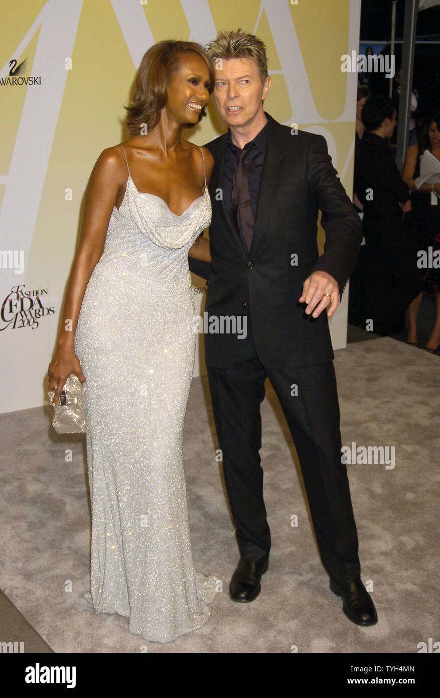 Iman und David Bowie kommen im Jahr 2005 CFDA Awards in der New York Public Library in New York am 6. Juni 2005. (UPI Foto/Robin Platzer) Stockfoto