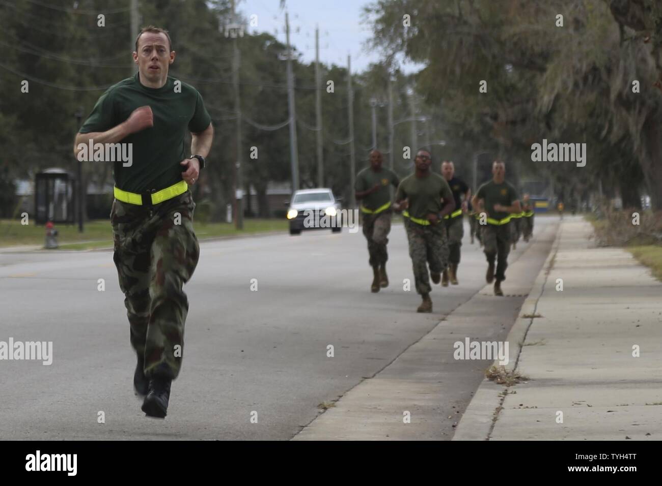 Irish Defence Forces Sgt. Philip Cole nimmt an einem Combat Fitness Test mit US Marine Corps drill instructor Schule Klasse 1-17 auf Marine Corps Recruit Depot Parris Island am 9. November 2016. Philip besuchte die Klasse ein besseres Verständnis dafür, wie das US Marine Corps führt Werte based training für Rekruten, Offiziere zu gewinnen, und bohren Sie Ausbilder, um zu verbessern, wie die Irish Defence Forces Verhalten gewinnen Ausbildung und um die Beziehungen zwischen den beiden Armeen der Nation zu stärken. Stockfoto