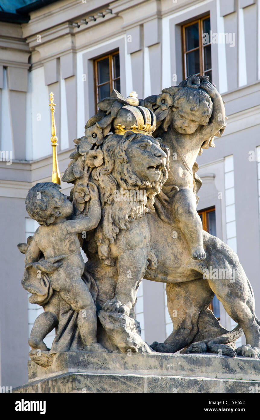 Hradcany. Die Prager Burg Eingang Detail mit Skulptur. Prag, Tschechische Republik. Stockfoto