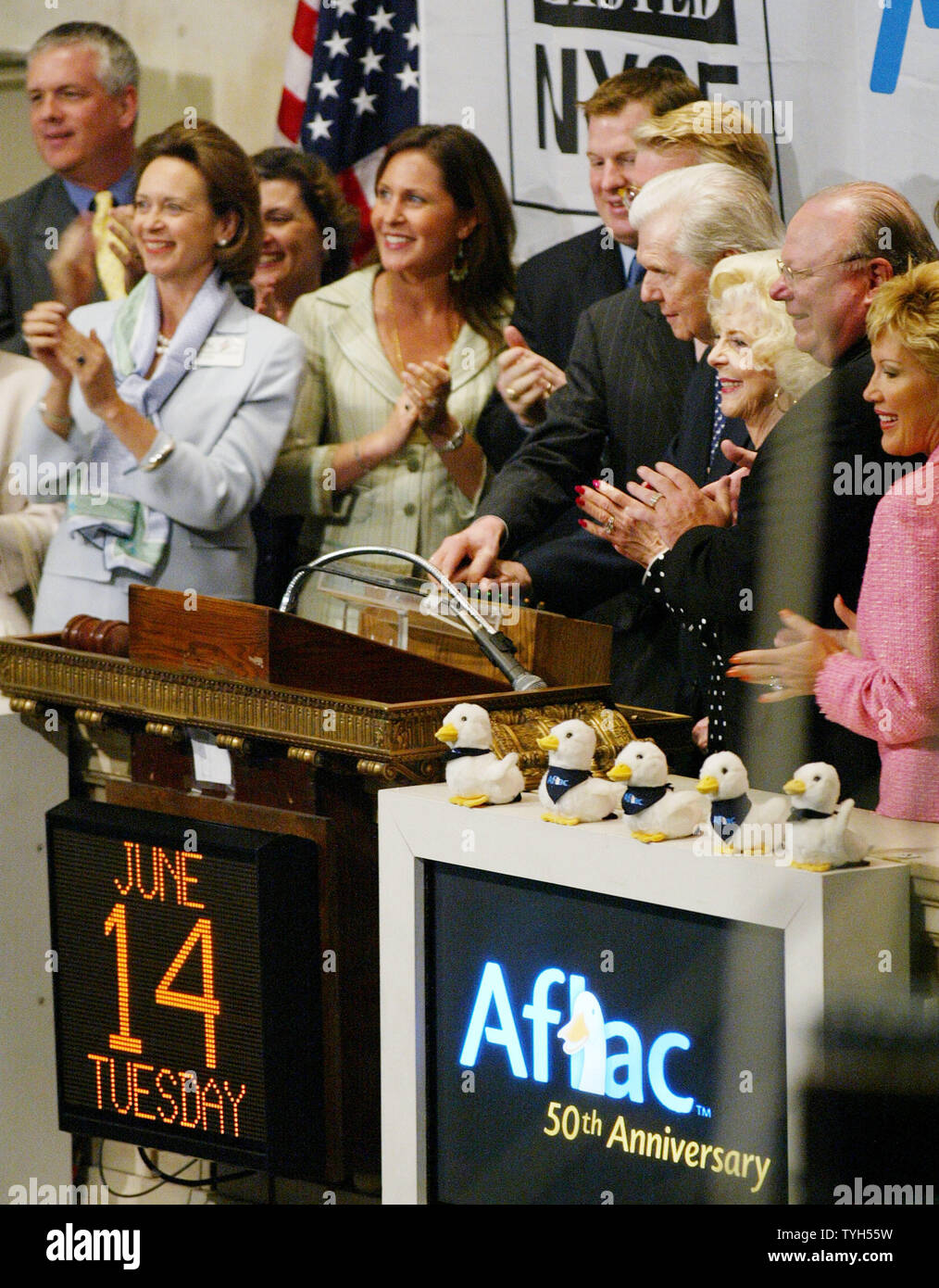 Catherine R. Kinney, Links, COO der New York Stock Exchange, verbindet Aflac persönliche wie der Versicherung Mitbegründer und Chairman Emeritus Paul Amos, vierte rignt, Ringe der Öffnung Glocke an der Börse am 14. Juni 2005 in New York City. Die Versicherung feiert sein 50 Jahr für Geschäfte mit der NYSE. (UPI Foto/Monika Graff) Stockfoto