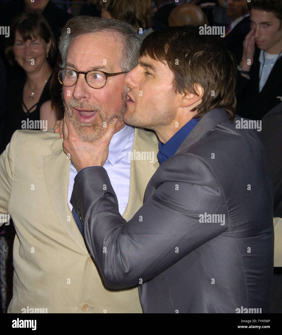 Regisseur Steven Spielberg (links) und Schauspieler Tom Cruise der 23. Juni 2005 in New York Premiere für ihren neuen Film "Krieg der Welten" teilnehmen. Es ist die Zweite Zusammenarbeit seit ihrer 2002 Film 'Minderheits Report'. (UPI Foto/Robin Platzer) Stockfoto