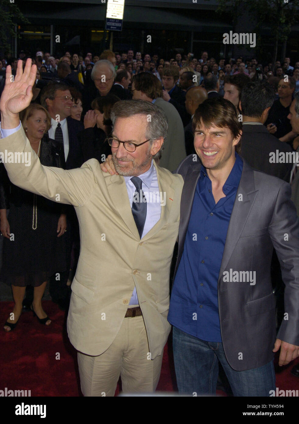 Regisseur Steven Spielberg (links) und Schauspieler Tom Cruise der 23. Juni 2005 in New York Premiere für ihren neuen Film "Krieg der Welten" teilnehmen. Es ist die Zweite Zusammenarbeit seit ihrer 2002 Film 'Minderheits Report'. (UPI Foto/Robin Platzer) Stockfoto