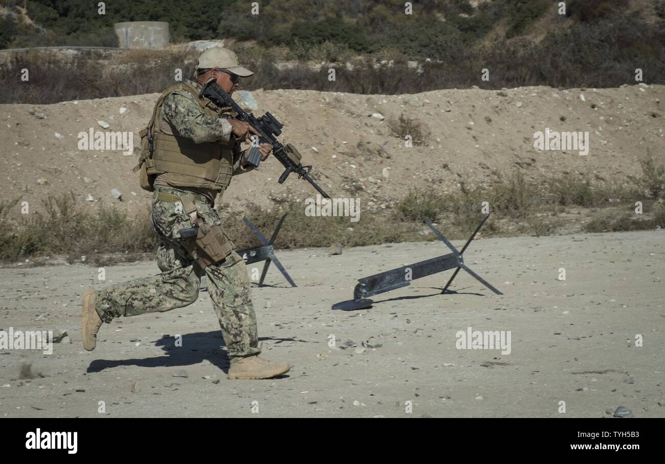 Petty Officer 2nd class Omar Dominquez, zugeordnet zu den Flotte bekämpfen Kamera Pacific (Fccp), bewegt sich durch eine taktische Waffen bohren während FCCP Winter's Quick Shot, Nov. 9, 2016, in Covina, Kalifornien, Quick Shot ist eine alle zwei Jahre stattfindende Übung, die Ihnen live - Feuer- und Szenario Ausbildung zum kombinierten gemeinsame Bekämpfung der Kamera. Stockfoto