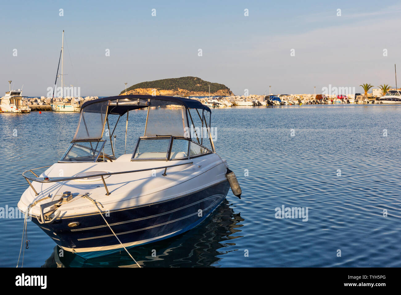 Schönen Meereslandschaft mit kleinen Boot im Hafen, Nordgriechenland, Europa. Stockfoto