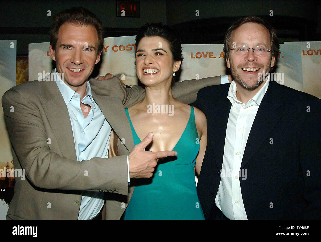Schauspieler Ralph Fiennes und Rachel Weisz pose mit dem Regisseur