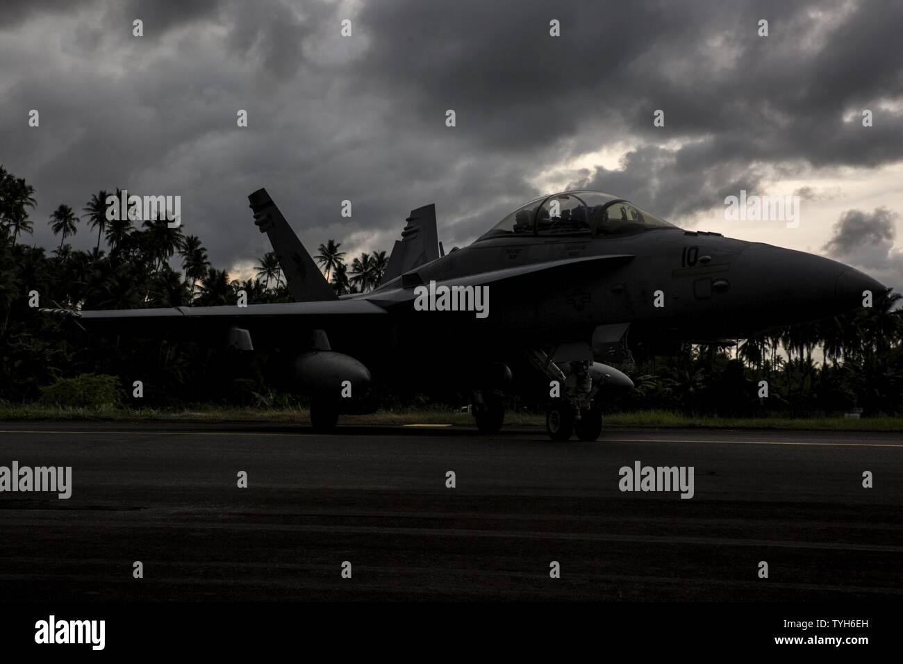 Ein U.S. Marine Corps F/A-18D Hornet mit Marine All-Weather Fighter Attack Squadron (Vmfa (AW)) 225 sitzt auf dem Flug Linie während der Übung bewältigen West17 am Sam Ratulangi International Airport, Indonesien, November 10, 2016. Erstmals im Jahr 1989 durchgeführt, bewältigen West ist ein Pacific Luftstreitkräfte Übung gefördert, in der Regel mit Schwerpunkt auf Luftbrücke, Luft - zu Lande und in der Luft Tropfenabgabe Operationstechniken. Cope West 17 ist der erste Fighter-fokussierte Übung in Indonesien in 19 Jahren, bei denen das US-Militär und die Indonesische Luftwaffe. Stockfoto