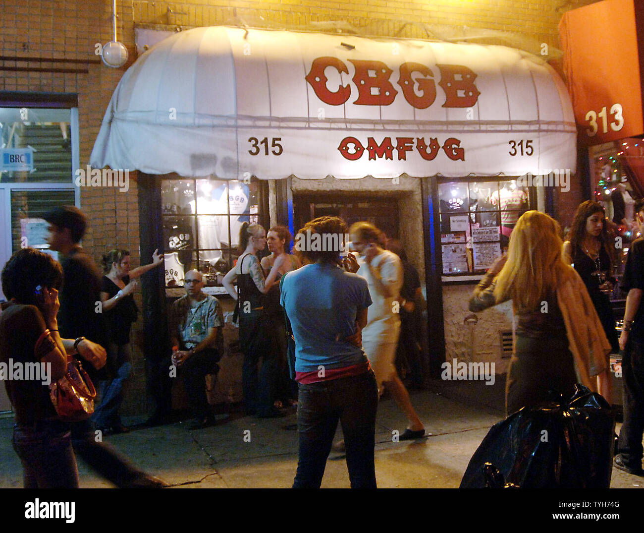 Fans stehen außerhalb des Rock und Roll night club CBGB in New York City zum letzten Mal als Mitternacht Vorgehensweisen am 31. August 2005. Der bowery Resident Ausschuss, der Vermieter des Gebäudes entschieden, nicht zu verlängern, die Vereine, die Miete nach 32 Jahren und in letzter Minute ein plädoyer von Bürgermeister Bloomberg. CBGB gestartet die Karrieren von Bands wie den "Ramones" und "Blondie" (UPI Foto/Ezio Petersen) Stockfoto