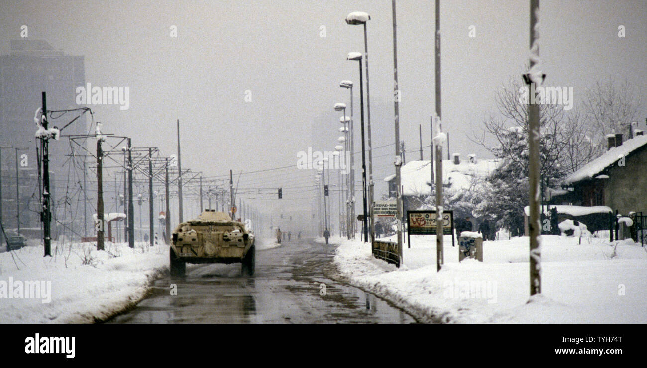 26. März 1993 während der Belagerung von Sarajevo: die Vereinten Nationen ukrainischen BTR-80 APC-Laufwerke nach Osten entlang Bulevar Meše Selimovića. Stockfoto