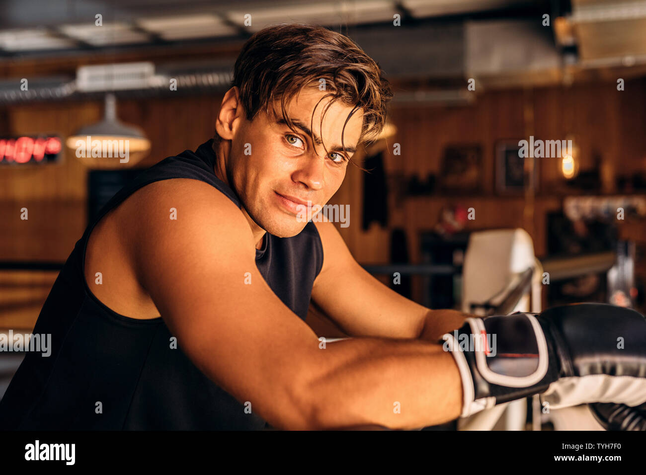 Junge boxer Erholung nach intensivem Training im Fitnessraum Stockfoto