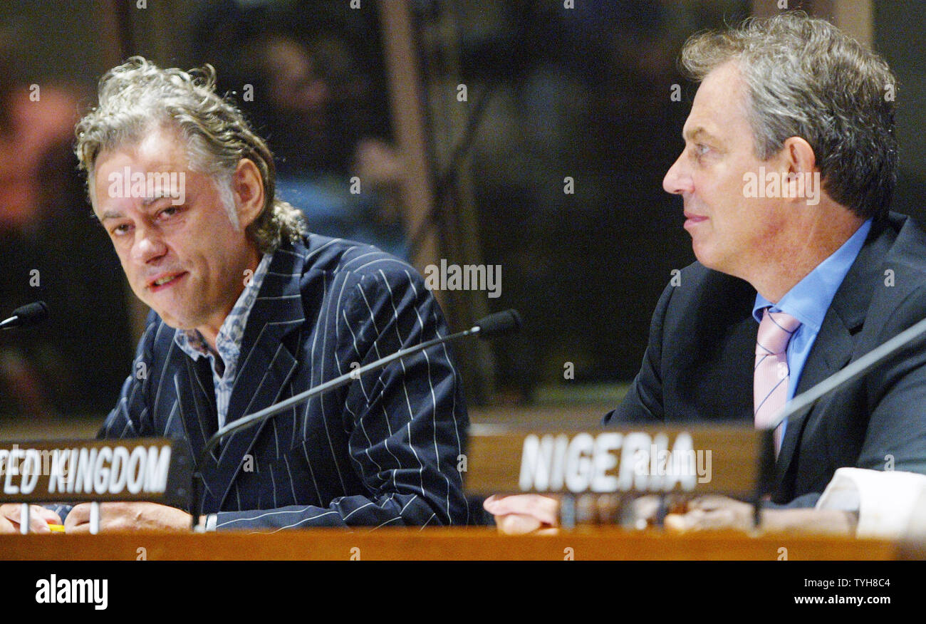 Bob Geldof (links) für die Organisation der Hilfsmaßnahmen bekannt, spricht über die globale Verantwortung wie Tony Blair, Premierminister des Vereinigten Königreichs, hört während der "Aufbauend auf Gleneagles' Pressekonferenz bei den Vereinten Nationen am 15. September 2005 in New York City. (UPI Foto/Monika Graff) Stockfoto