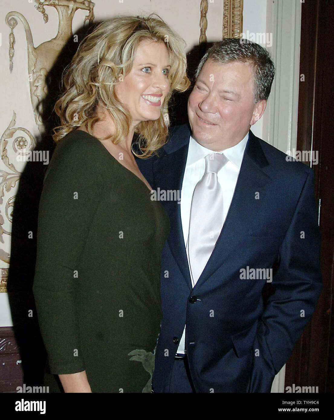 Schauspieler, Regisseur William Shatner und seine Frau Elizabeth erwarten Shatner Induktion am Okt. 24, 2005 auf der 15. jährlichen Rundfunk und Kabel-Halle des Ruhmes Feierlichkeiten in New York statt. (UPI Foto/Ezio Petersen) Stockfoto