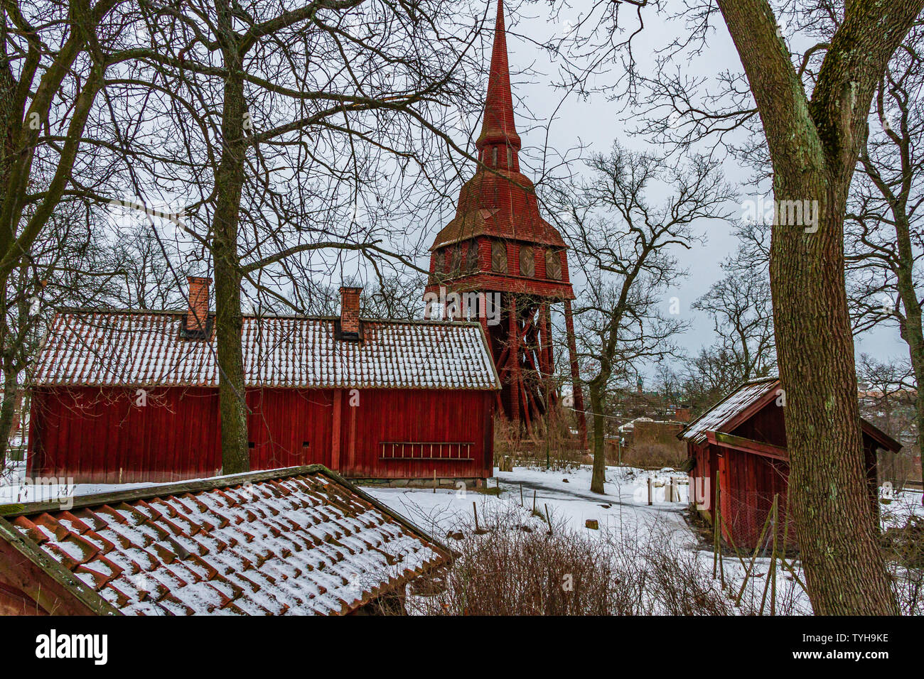Das 18. Jahrhundert Hallestad Belfried und traditionellen Rot lackiert, landwirtschaftliche Gebäude im Freilichtmuseum Skansen im Winter. Stockholm, Schweden. Januar 2019. Stockfoto