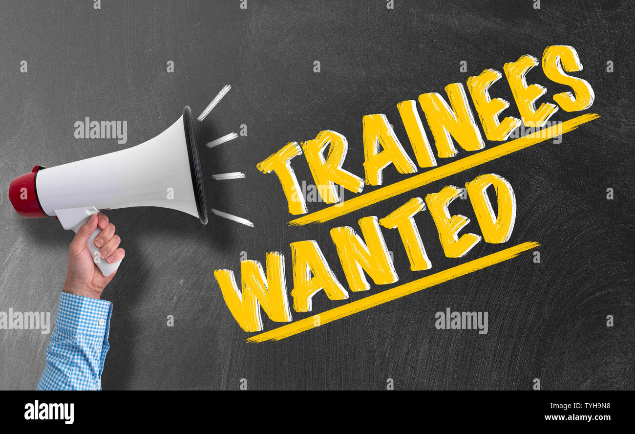 Hand des Kaufmanns holding Megaphon oder Megaphon gegen Tafel mit Text Praktikanten gesucht Stockfoto