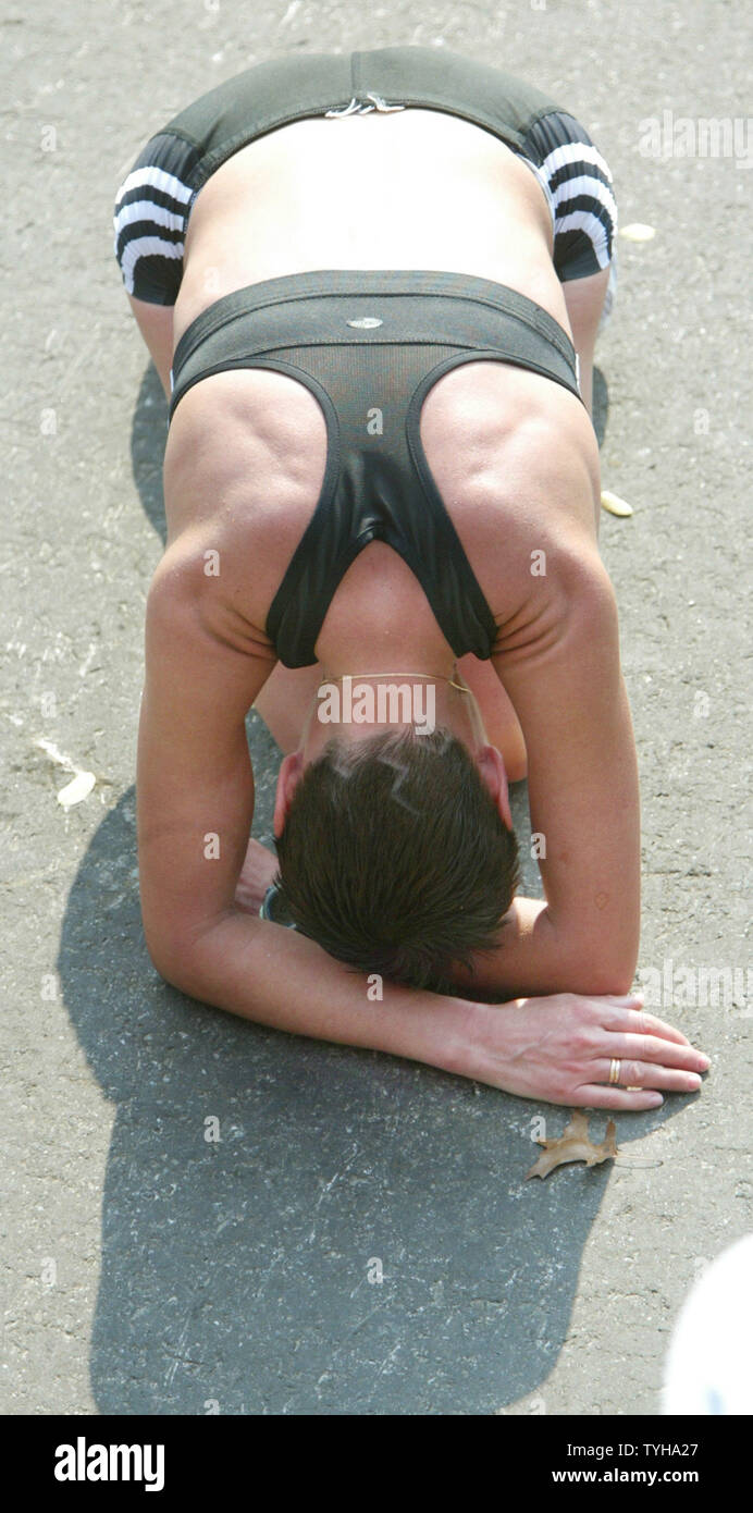 Ludmila Petrova Russlands fällt nach der Zieldurchfahrt während der 2005 in New York City Marathon in New York City am 6. November 2005 in New York City. (UPI Foto/Monika Graff) Stockfoto