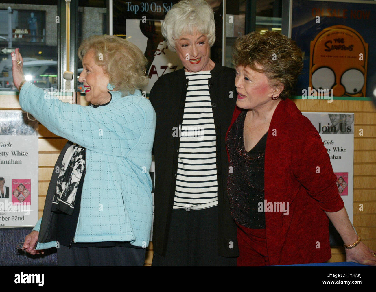 Betty White, Links, Wellen zu Fans, die durch das Fenster peer von außerhalb, wie sie von Bea Arthur, Zentrum verbunden ist, und Rue McClanahan der TV Sit-com 'Golden Girls', wie sie auf der Hand sind Kopien der neuen Show DVD Book Store am 22. November 2005 in New York City zu unterzeichnen. (UPI Foto/Monika Graff) Stockfoto