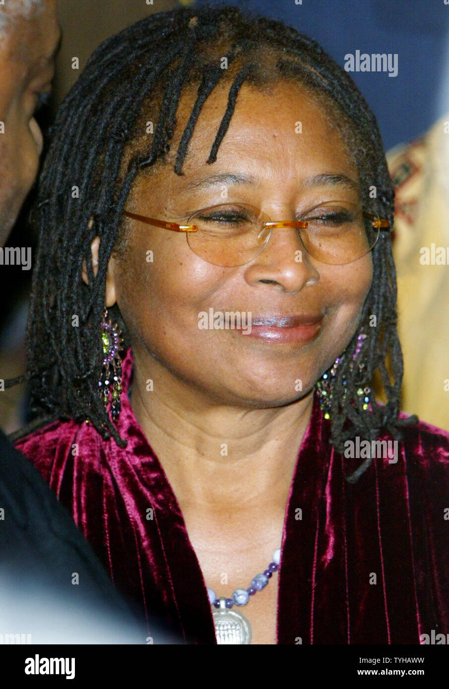 Alice Walker, Autor von "Die Farbe Lila", nimmt an der Eröffnung der Version des Spiels von ihrem Buch, mit dem Oprah Winfrey half bei der Broadway Theater am 1. Dezember 2005 in New York City. (UPI Foto/Monika Graff) Stockfoto