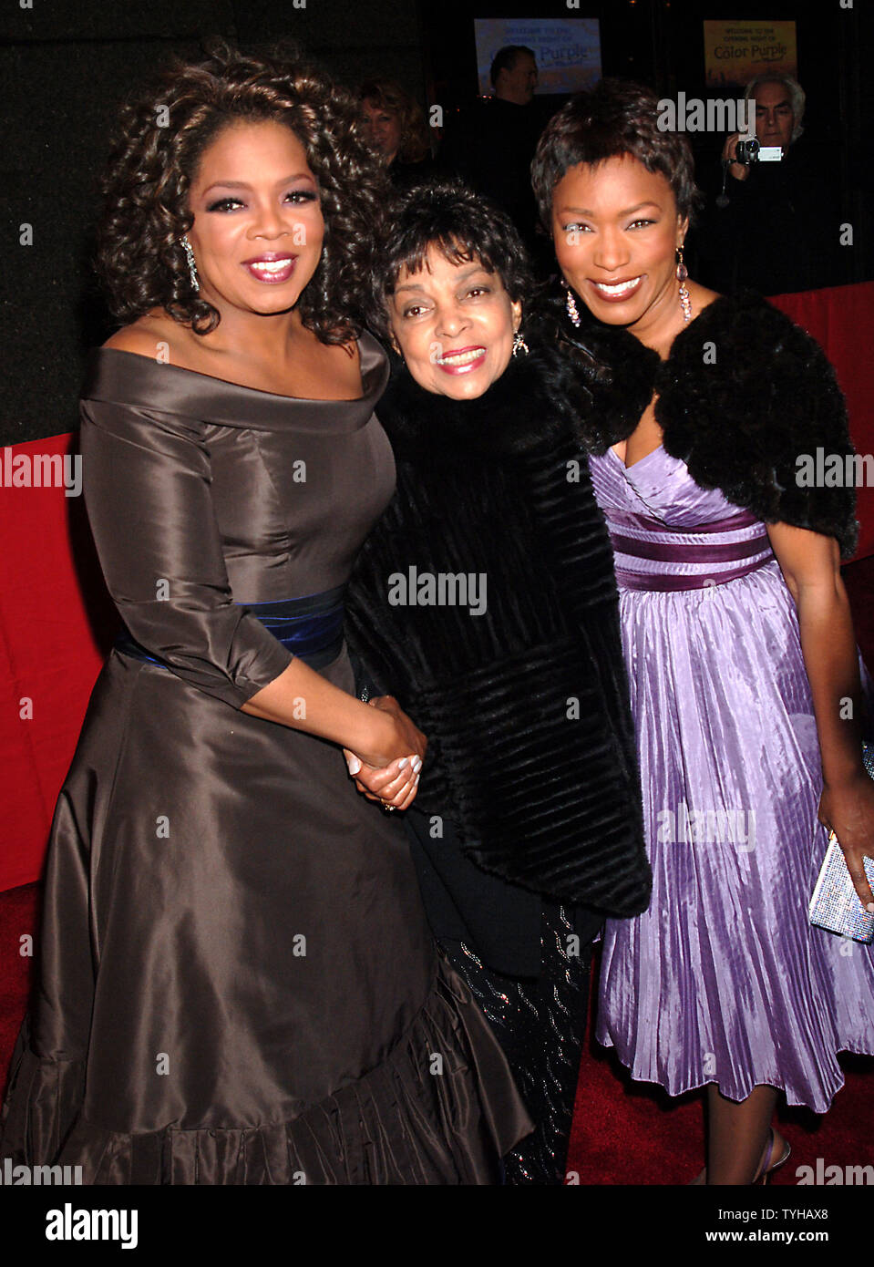 TV Talk Show host Oprah Winfrey (links) stellt mit Schauspielerinnen Ruby Dee und Angela Bassett (rechts) am Broadway Theater am 1. Dezember 2005 zur Eröffnung der Nacht der Broadway Musical "Die Farbe Lila" Frau Winfrey in den 80er Jahren film Version von Alice Walker Buch starred und ist der erste Hersteller der Broadway Musical. (UPI Foto/D. Van) Stockfoto