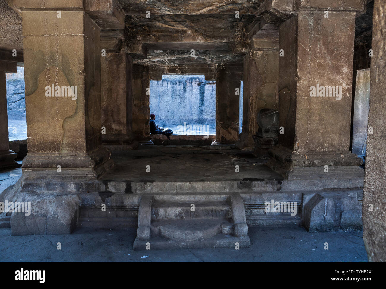 Ein Mann Entspannung in Pateleshwar Höhlentempel in Pune, Indien. Dieses hinduistische Tempel wurde aus massivem Fels im 8. Jahrhundert und ist heute die Uhr gewidmet Stockfoto