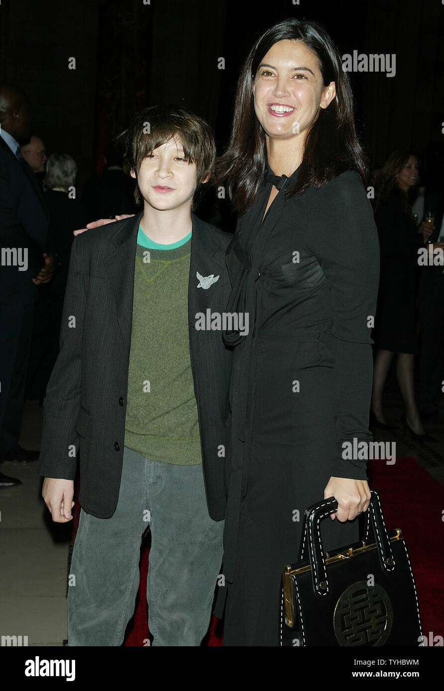 Phoebe Cates und Sohn Owen Kline kommen für die 2005 New York Film Critics Circle 71st jährlichen Awards Dinner im Cipriani in New York am 8. Januar 2005. (UPI Foto/Laura Cavanaugh) Stockfoto
