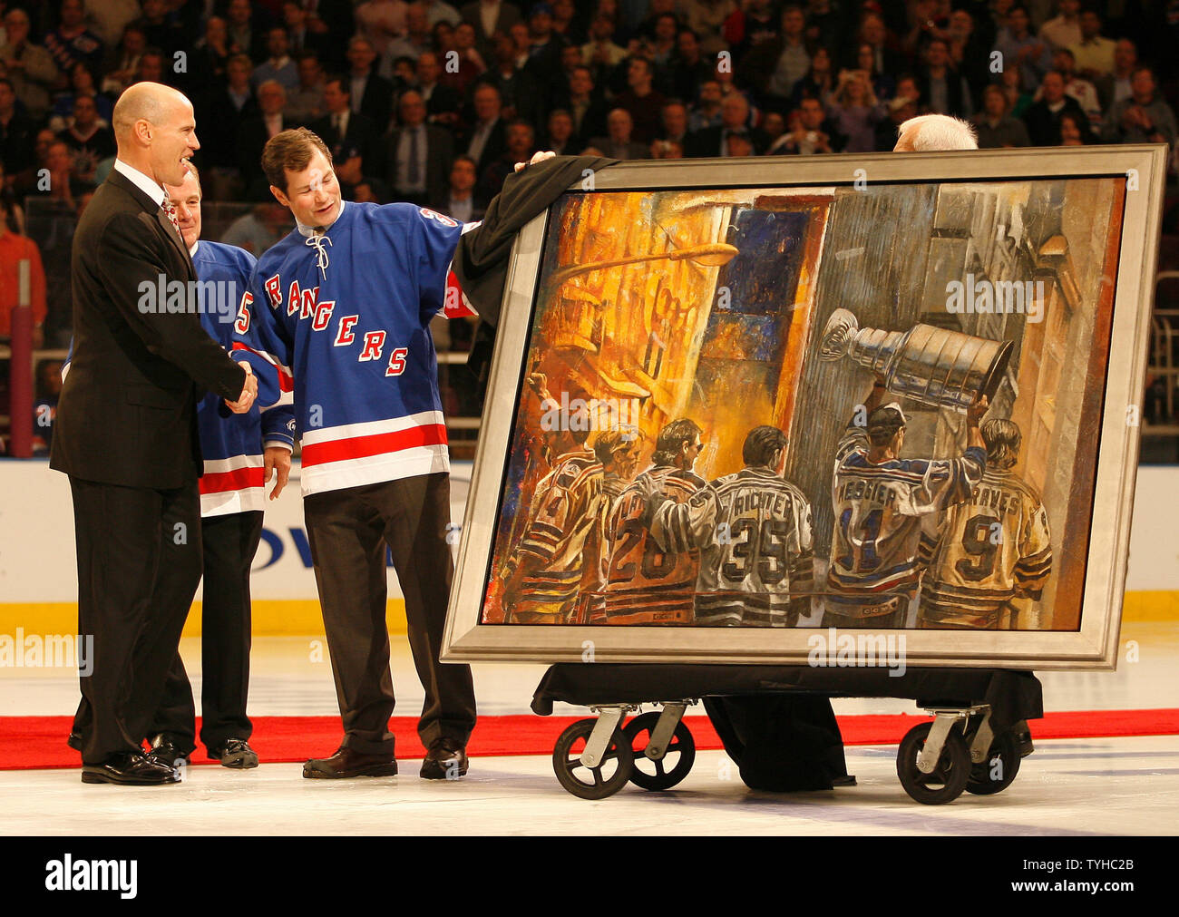 New York Rangers langjähriger Kapitän Mark Messier Uhren Mike Richter ein Bild zu enthüllen, bevor sie seine Nr. 11 zur MSG Dachsparren am Madison Square Garden in New York City am 12. Januar 2006 gehisst. Mark Messier wird zum 4. Spieler seine Nummer durch die Förster Organisation zurückgezogen zu haben. (UPI Foto/John angelillo) Stockfoto