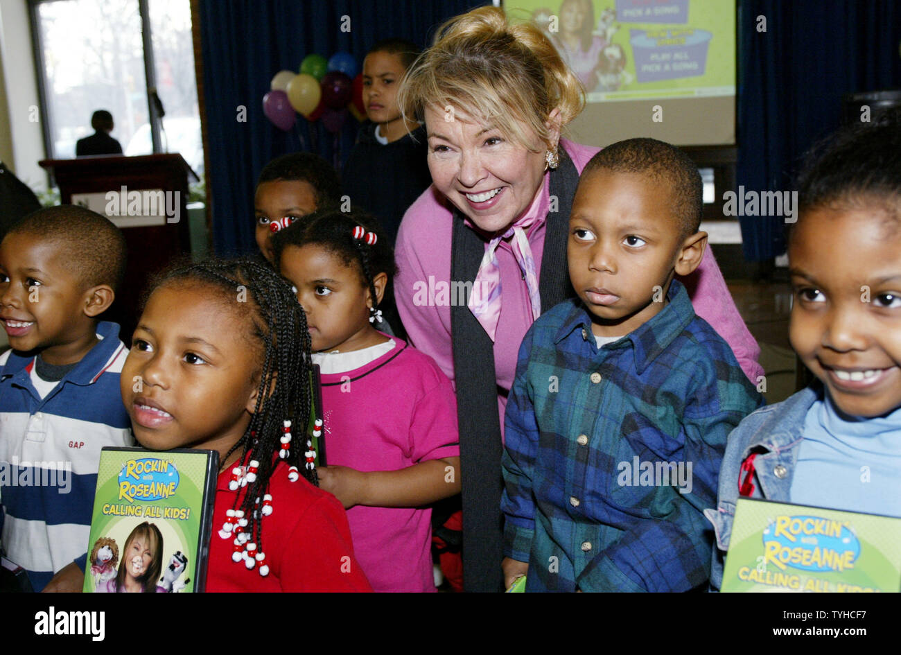 Roseanne Barr Ist Durch Nachbarn Kinder Fur Einen Privaten Screening Ihrer Neuen Dvd Auf Der North General Hospital Am 6 Februar 2006 In New York City Das Musical Dvd Mit Dem Titel