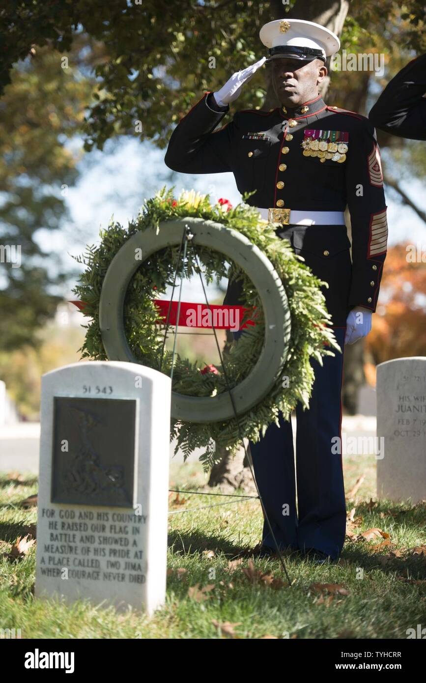 Sergeant Major des Marine Corps Ronald L. Grün macht Ehren während Taps nach einer Kranzniederlegung am Grab von Cpl. Rene Gagnon, einer der US-Marines, die die amerikanische Flagge auf Iwo Jima angehoben, in den nationalen Friedhof von Arlington, Nov. 10, 2016 in Arlington, Virginia die US-Marines der Kranz niedergelegt, zusammen mit anderen Kränze, für die Marine Corps 241 Geburtstag. Stockfoto