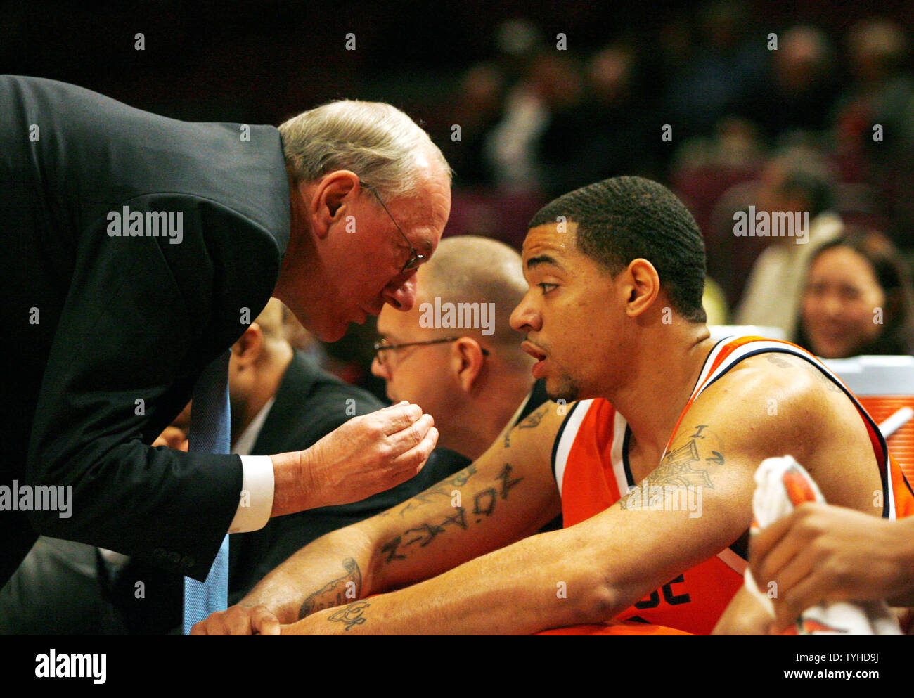 Syrakus, Terrence Roberts hört Trainer Jim Boeheim während eines Time Out At Madison Square Garden in New York City am 8. März 2006. Die syracuse Orange übernahm die Cincinnati Bearcats in der ersten Runde der grossen Osten. (UPI Foto/John angelillo) Stockfoto