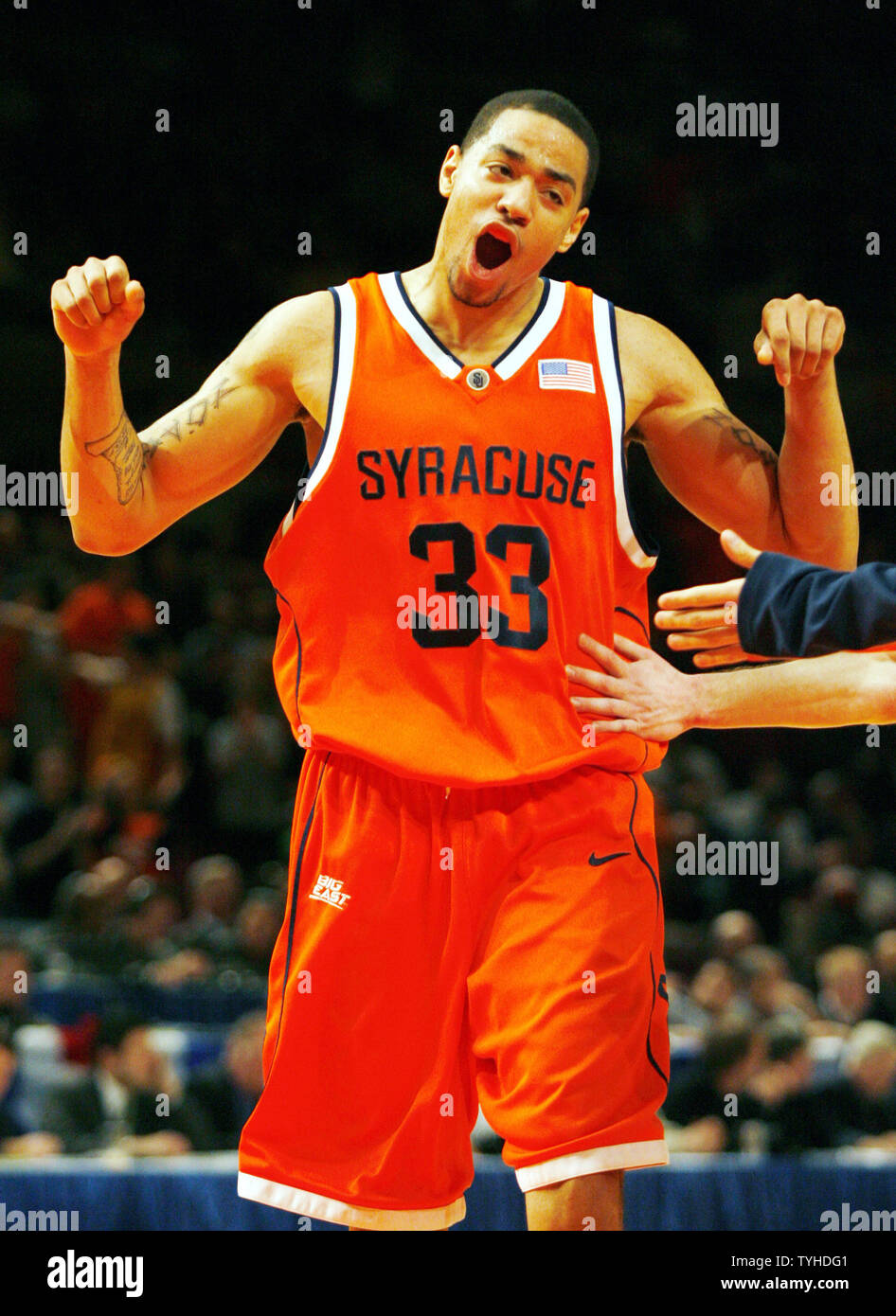 Syrakus Vorwärts (33) Terrence Roberts hebt die Fäuste kurz vor Halbzeit im Madison Square Garden in New York City am 9. März 2006. Die syracuse Orange besiegte Connecticut Schlittenhunde 86-84 (UPI Foto/John angelillo) Stockfoto