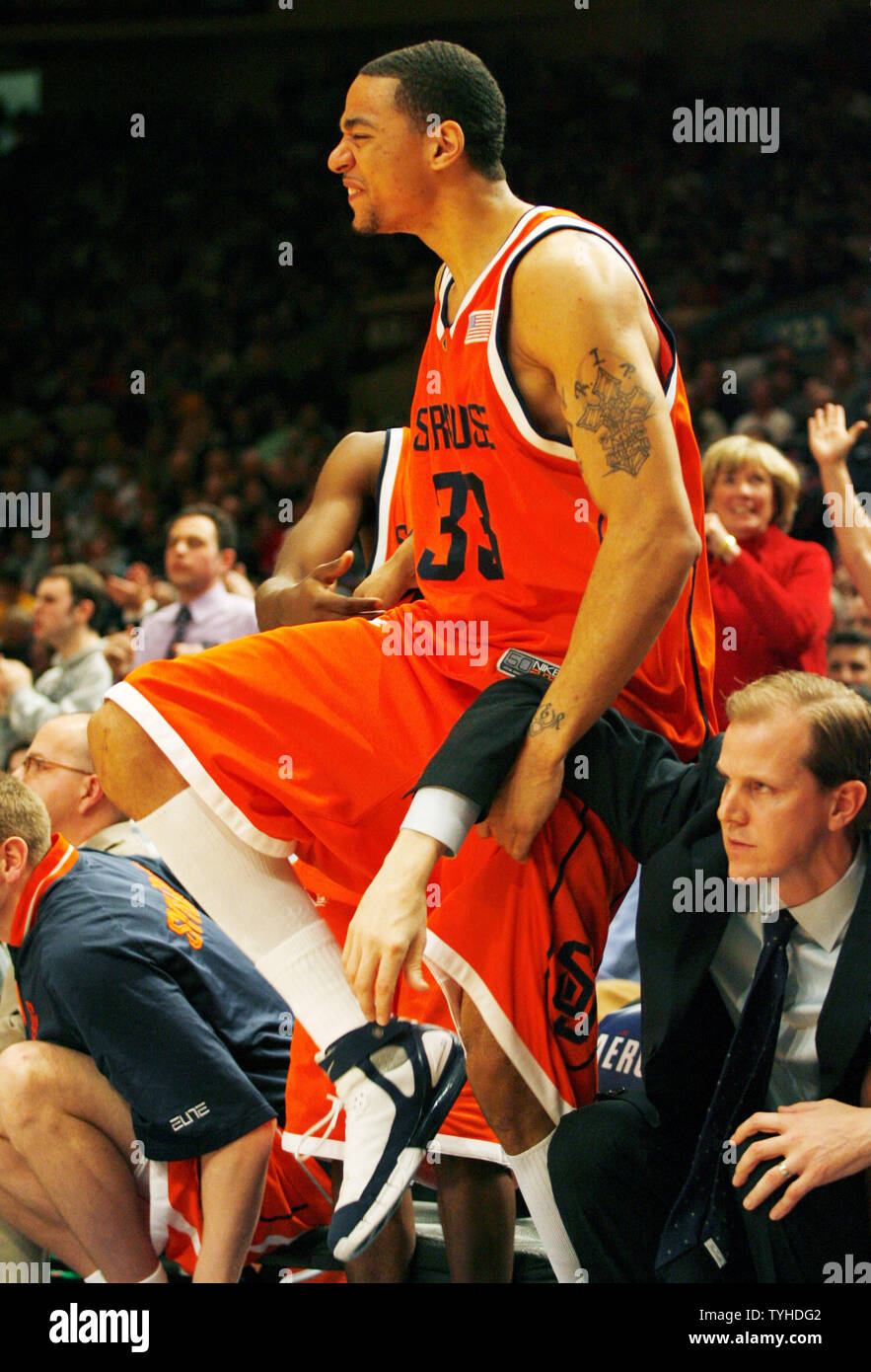 Syrakus Vorwärts (33) Terrence Roberts feiert auf der Bank vor dem Ende des Spiels im Madison Square Garden in New York City am 9. März 2006. Die syracuse Orange besiegte Connecticut Schlittenhunde 86-84 (UPI Foto/John angelillo) Stockfoto
