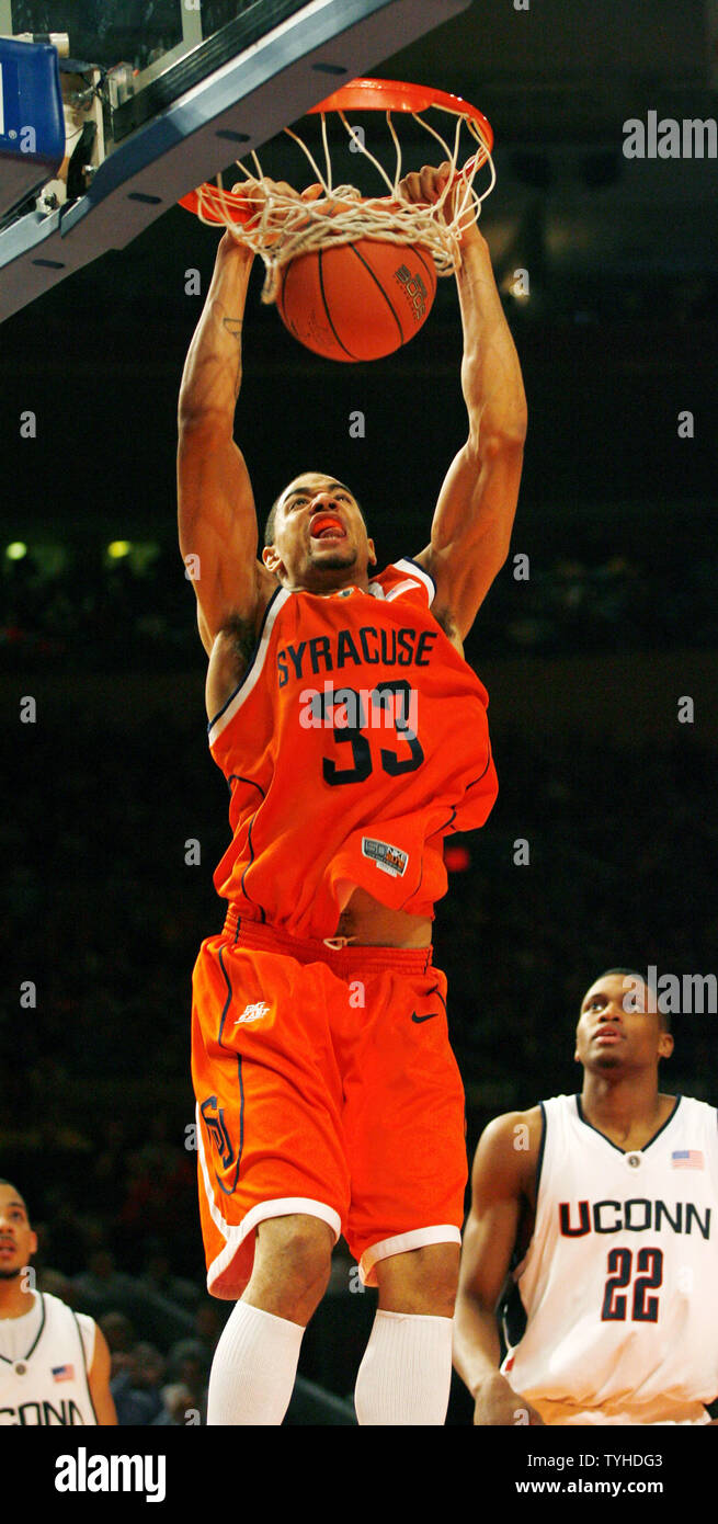 Syrakus vorwärts (33) Terrence Roberts packt die Felge nach einem Slam Dunk im Madison Square Garden in New York City am 9. März 2006. Die syracuse Orange besiegte Connecticut Schlittenhunde 86-84 (UPI Foto/John angelillo) Stockfoto