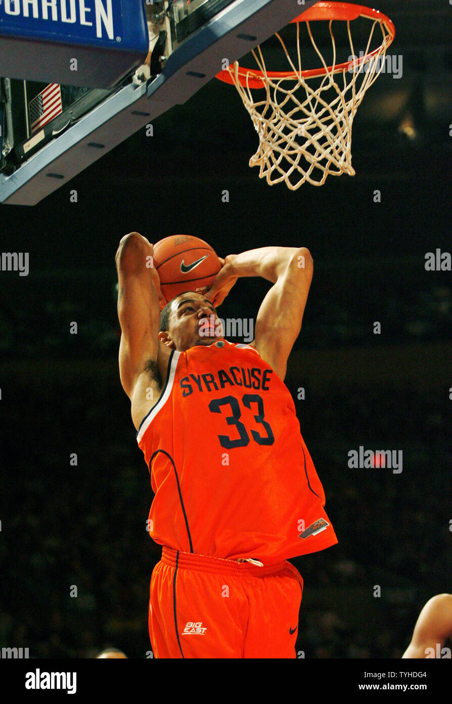 Syrakus vorwärts (33) Terrence Roberts packt die Felge nach einem Slam Dunk im Madison Square Garden in New York City am 9. März 2006. Die syracuse Orange besiegte Connecticut Schlittenhunde 86-84 (UPI Foto/John angelillo) Stockfoto