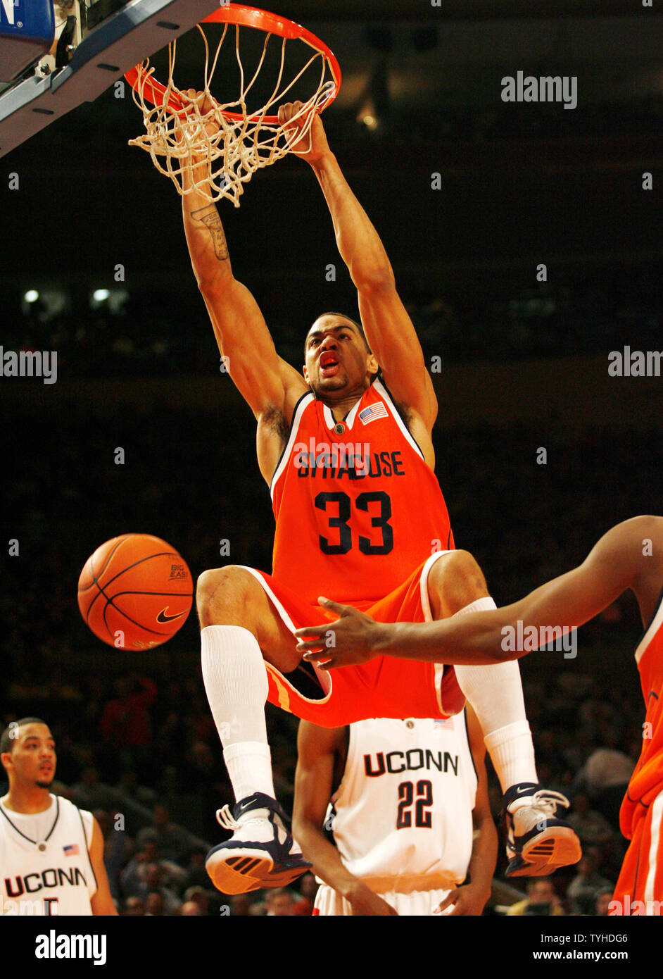 Syrakus vorwärts (33) Terrence Roberts packt die Felge nach einem Slam Dunk im Madison Square Garden in New York City am 9. März 2006. Die syracuse Orange besiegte Connecticut Schlittenhunde 86-84 (UPI Foto/John angelillo) Stockfoto