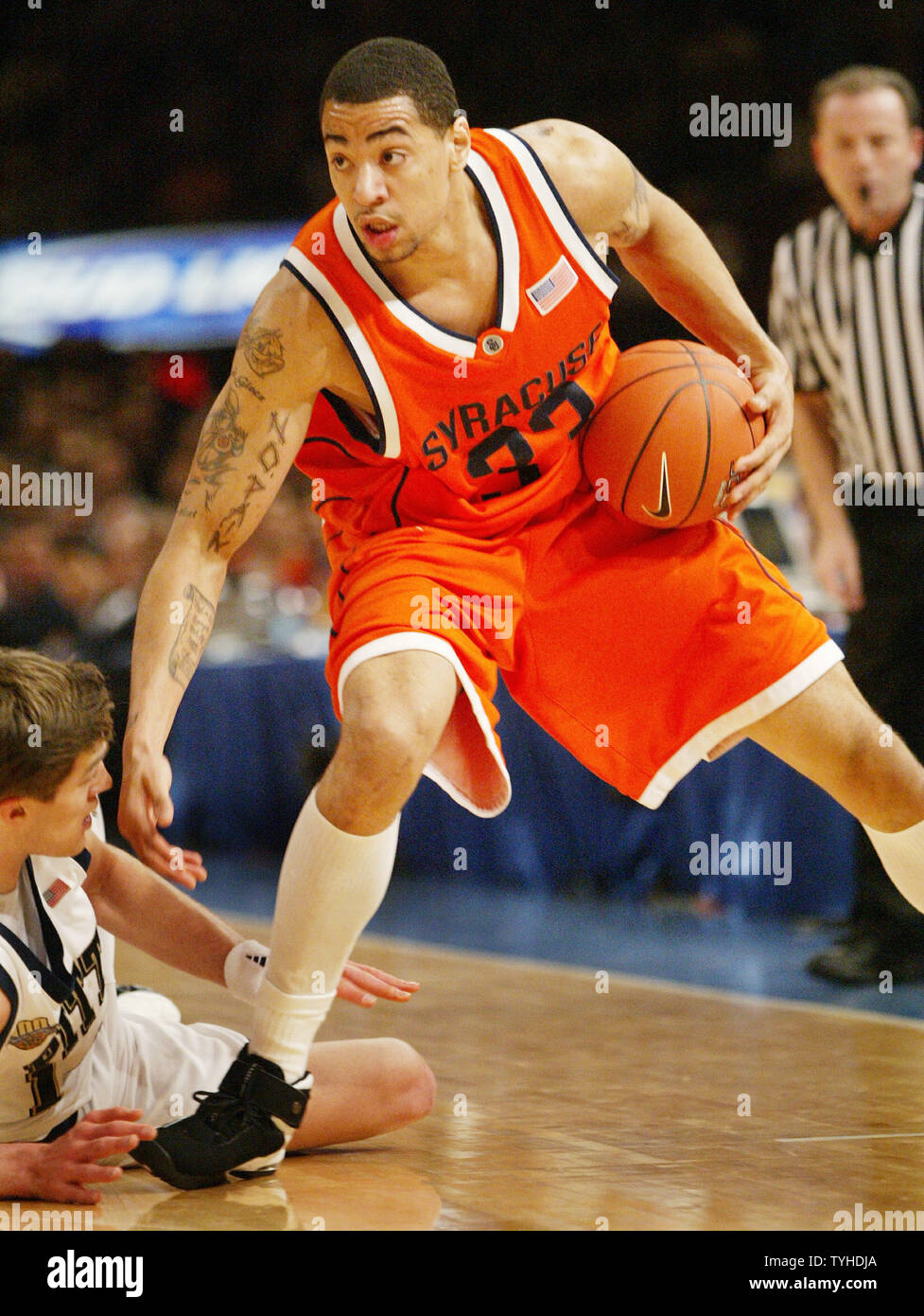 Syracuse Terrence Roberts, rechts, bekommt die Kugel nach Pittsburgh's Levon Kendall während der ersten Hälfte des letzten grossen Osten Basketball Championship Spiel im Madison Square Garden statt am 11. März 2006 in New York City fiel. (UPI Foto/Monika Graff) Stockfoto