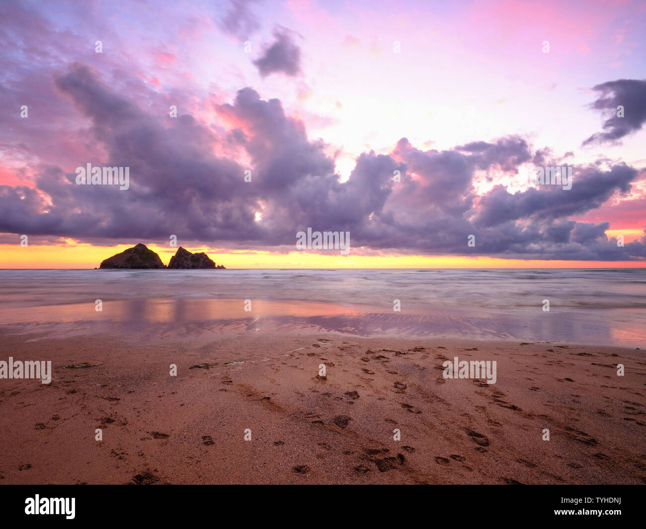 Rosa Himmel bei Dämmerung über Cornwall Strand Stockfoto