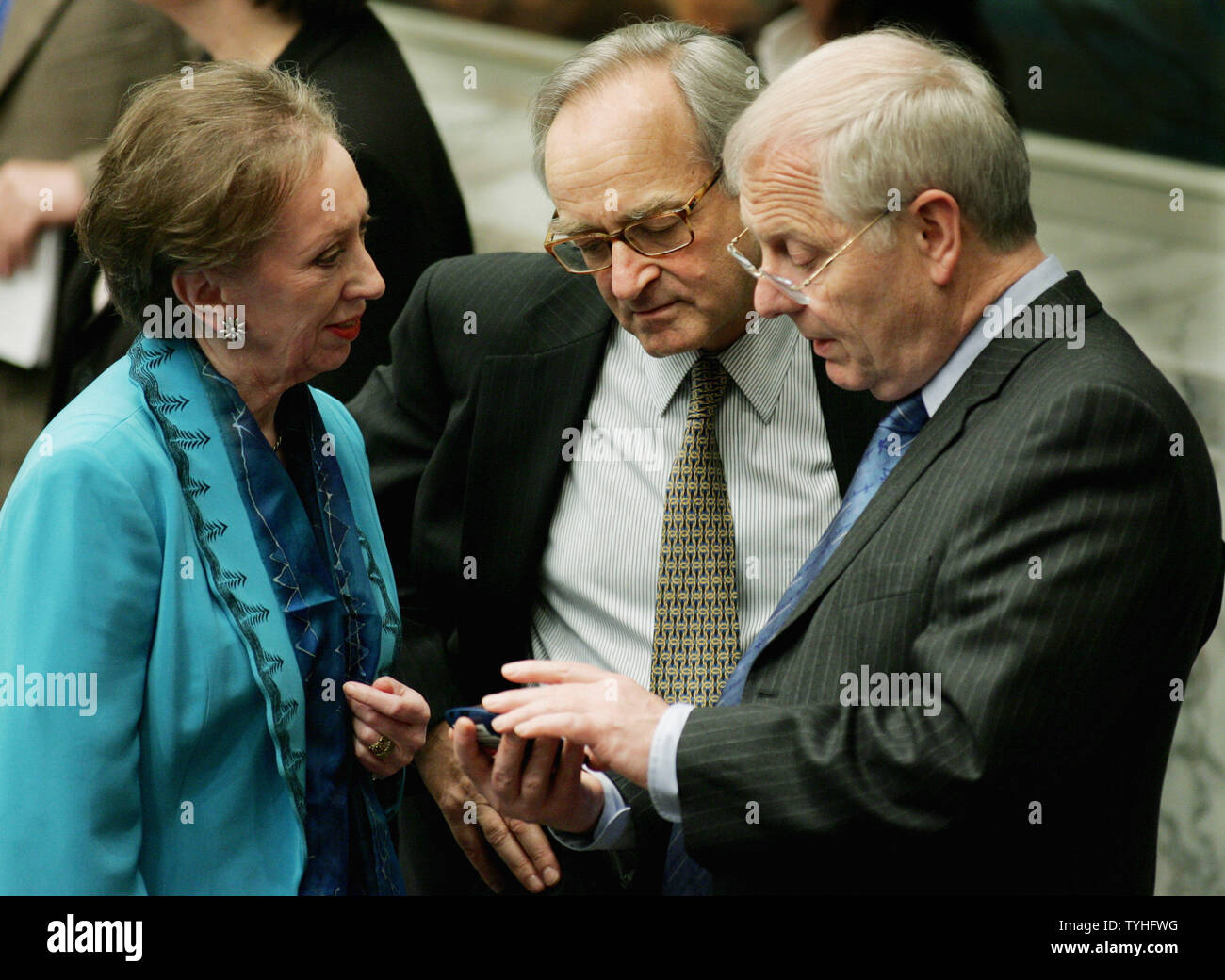 Britians' UNO-Botschafter Emyr Jones Parry, rechts, zeigt Margaret Beckett, neue Außenminister von Großbritannien, und der französische Außenminister Jean-Marc de LaSabliere einige Informationen auf seinem tragbaren Computer Gerät vor dem Beginn der Tagung des Sicherheitsrates der Vereinten Nationen in der Frage der Region Darfur in Sudan UN in New York City am 9. Mai 2006. (UPI Foto/Monika Graff) Stockfoto