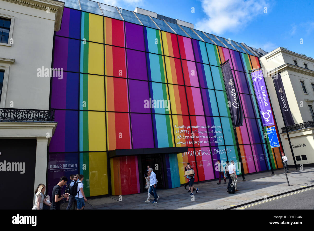 The Strand, London, UK. 26. Juni 2019. Private Bank Coutts auf der Faser ist mit Regenbogen Streifen vor Stolz in London 2019 eingerichtet. Quelle: Matthew Chattle/Alamy leben Nachrichten Stockfoto