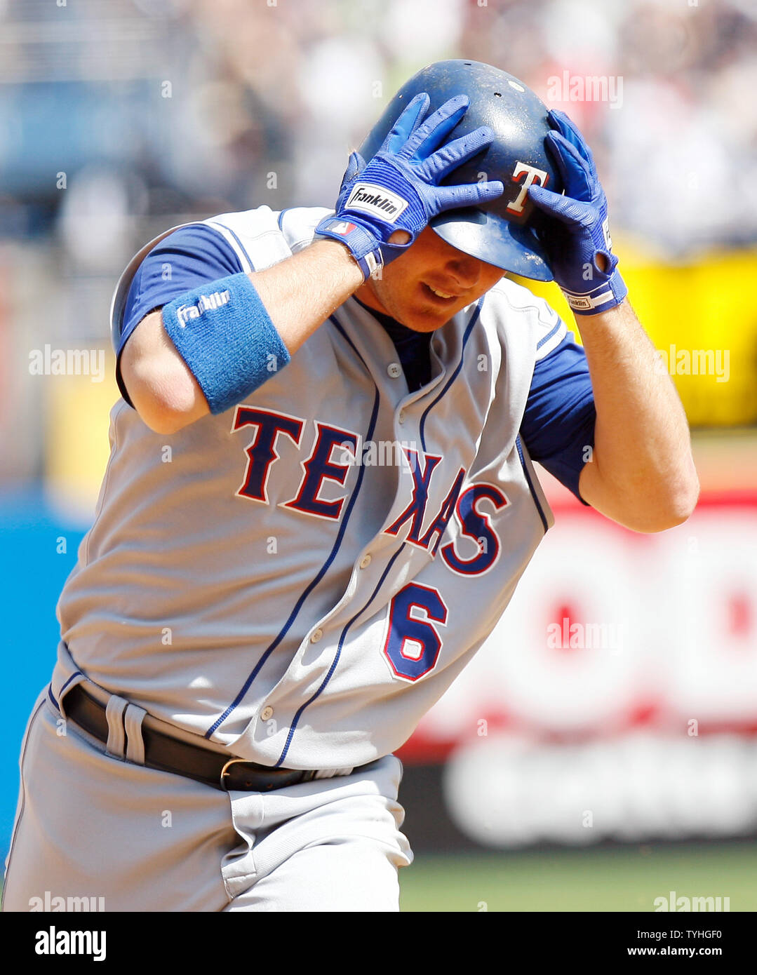 Texas Rangers (6) Brad Wilkerson hält an zu seinem Helm, nachdem er einen 2 run Homer in der Oberseite des 7. Inning in Yankees Stadion in New York City Hits am 17. Mai 2006. Die New York Yankees, die Texas Rangers. (UPI Foto/John angelillo) Stockfoto