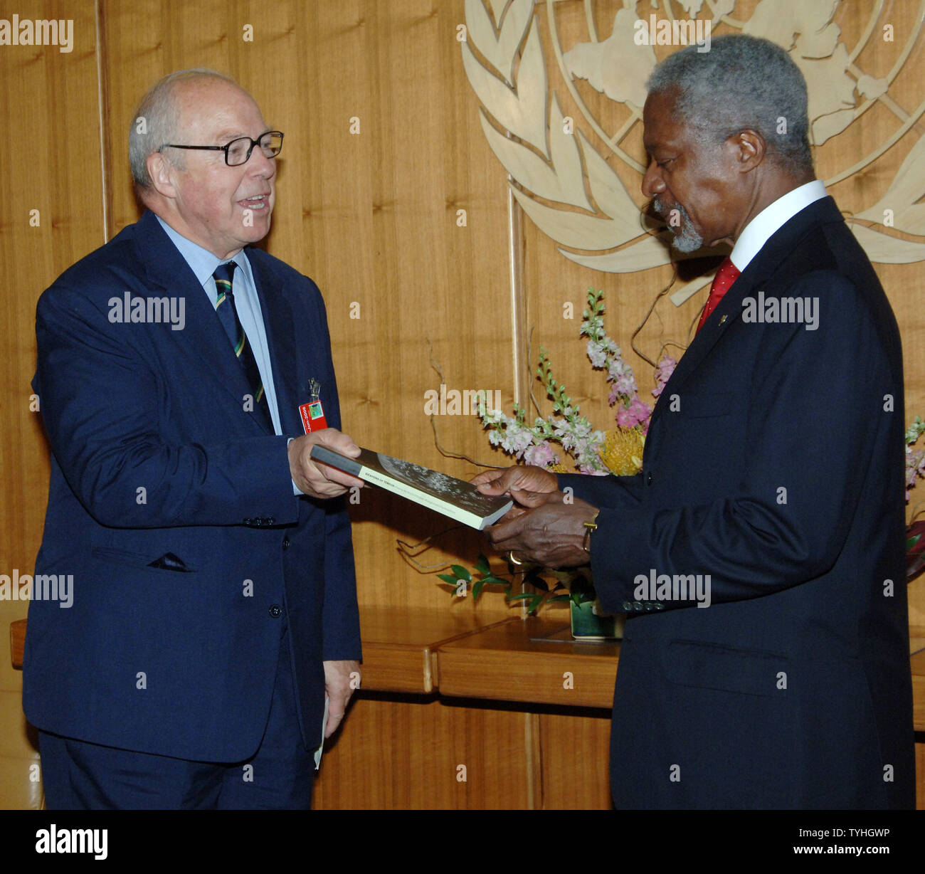 Hans Blix, der Vorsitzende der Kommission zu Massenvernichtungswaffen (links) stellt seinen abschließenden Bericht der Kommission, der Generalsekretär der Vereinten Nationen, Kofi Annan, am 1. Juni 2006 bei der UN-Büro in New York. (UPI Foto/Ezio Petersen) Stockfoto