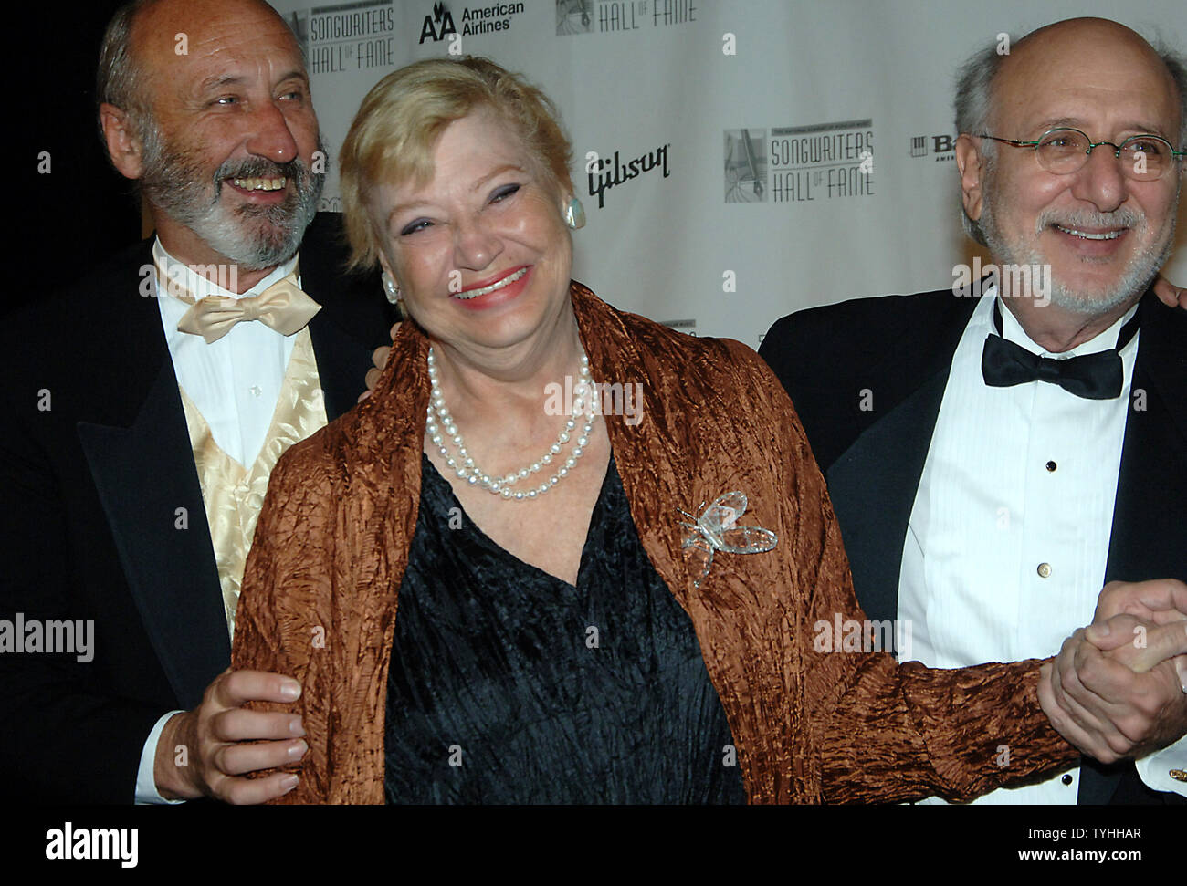 Peter, Paul und Mary: Noel Paul Stookey, Mary Travers und Peter Yarrow (von links nach rechts), der die Sammy Cahn Lifetime Achievement Award erhalten, grüße die Medien bei der Berichterstattung über die 2006 Songwriter Hall of Fame Zeremonien in New York City auf Juni 15,2006. (UPI Foto/Ezio Petersen) Stockfoto