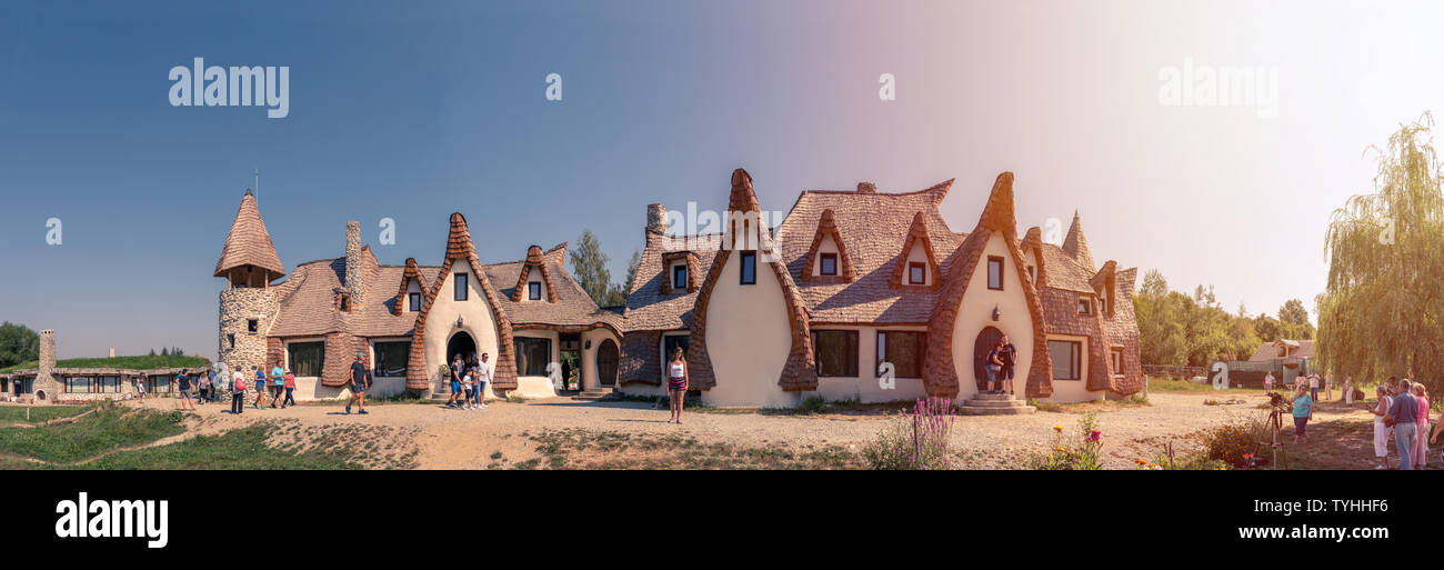 Das einzigartige Konzept in Rumänien, der Ton Schloss hat spezielle Formen, es ist von natürlichen Materialien gebaut, die Dynamik wird durch das Dach inspiriert durch Stockfoto