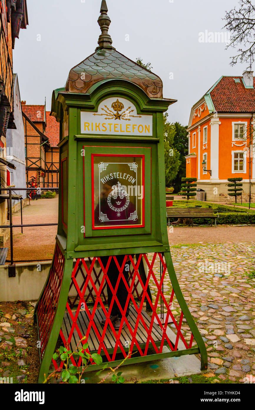 Eine Rikstelefon Phone Booth, einem frühen Schwedischen Telefonzelle, in Kulturen, ein Open-Air-Museum im Zentrum der Stadt Lund, Schweden. Januar 2019. Stockfoto