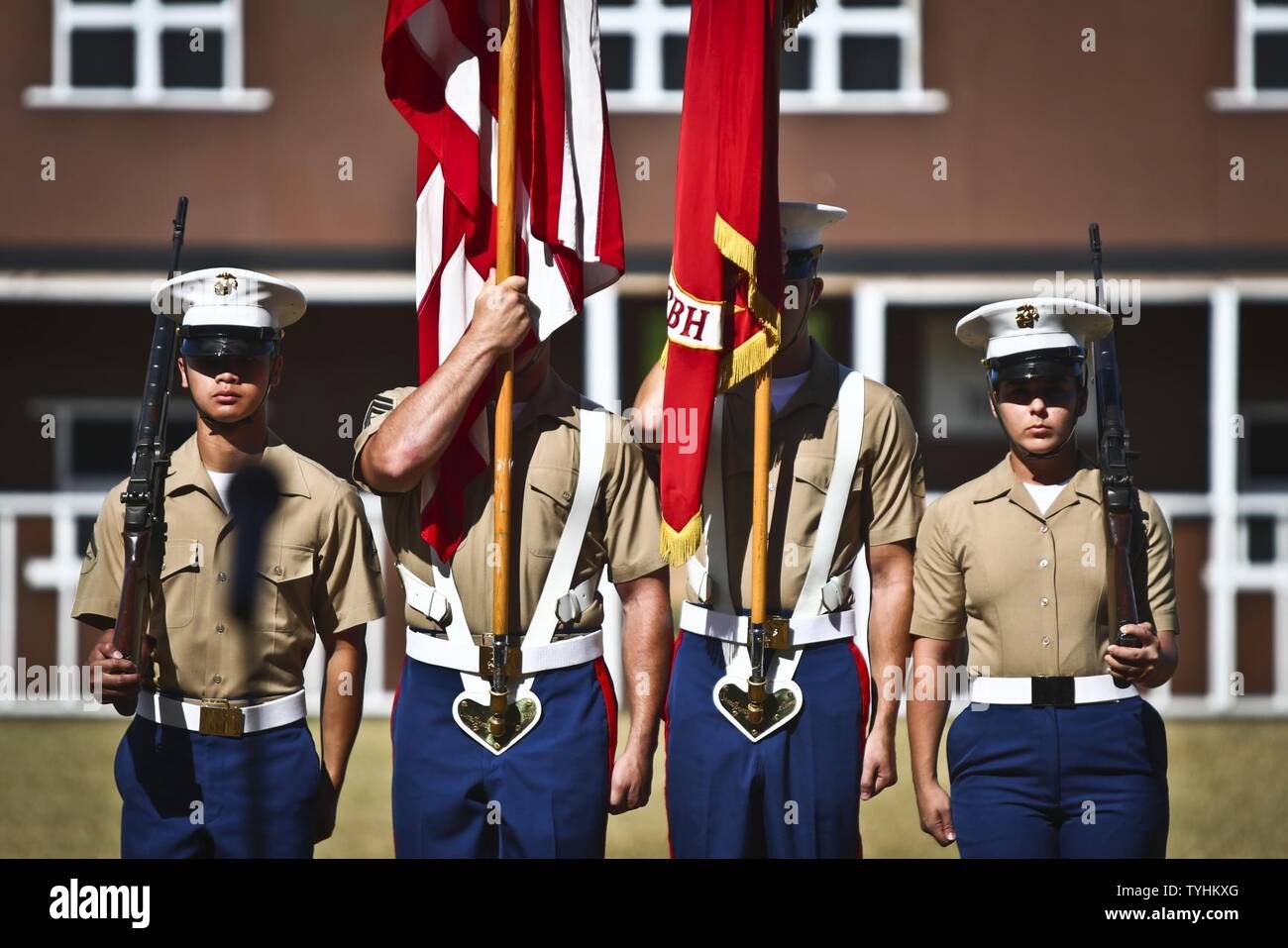 Us-Marines in die Zentrale Bataillon zugeordnet, Marine Corps Base Hawaii (MCBH), präsentieren die Farben während der jährlichen Geburtstag einheitliche Pageant am Dewey Square an Bord MCBH, November 9, 2016. Stockfoto