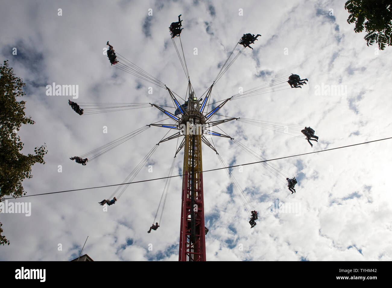 Passagiere auf einer Schaukel oder Stuhl Swing Fahrt mit dem London Eye im Hintergrund, London Stockfoto