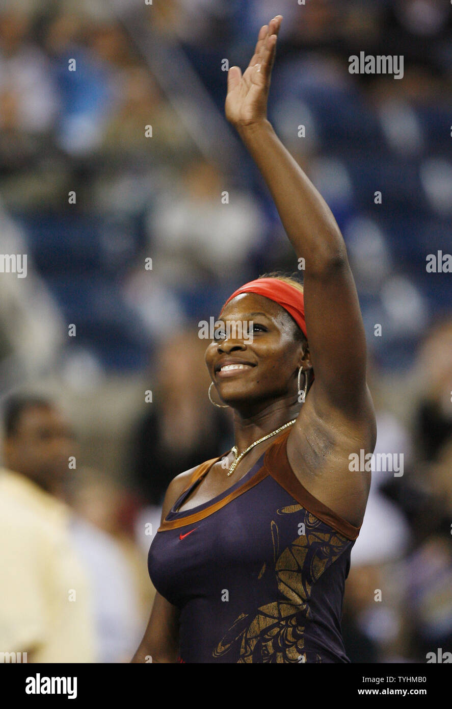 Serena Williams Wellen zu ihren Fans nach Ihrem geraden Sätzen Niederlage von Ana Ivanovic am US Open in Flushing Meadows, New York am 3. September 2006. (UPI Foto/John angelillo) Stockfoto