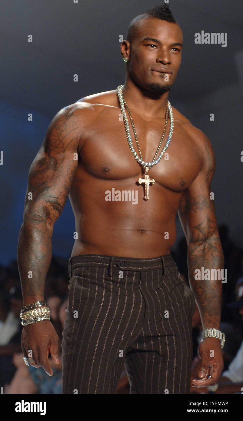 Modell Tyson Beckford präsentiert Designer Chris Aire's Schmuck Kollektion für Frühjahr 2007 bei Olympus Fashion Week statt im New Yorker Bryant Park am 8. September 2006. (UPI Foto/Ezio Petersen) Stockfoto
