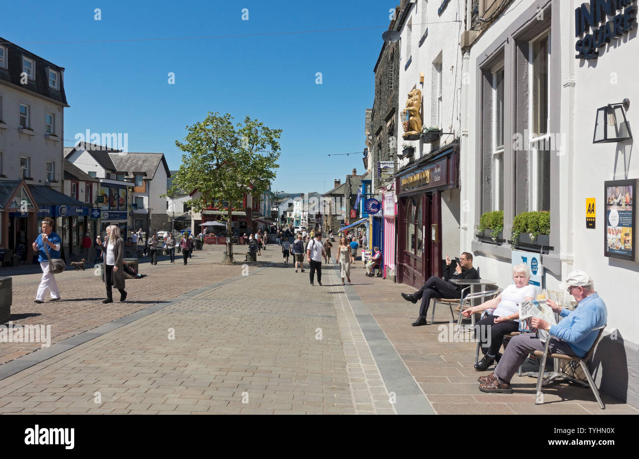 Menschen Besucher Touristen im Stadtzentrum im Sommer Keswick Cumbria England Großbritannien Großbritannien GB Großbritannien Stockfoto