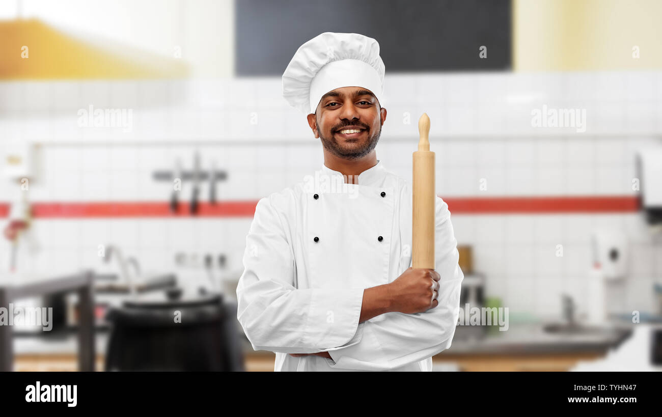 Baker mit Rolling Pin im Restaurant Küche Stockfoto