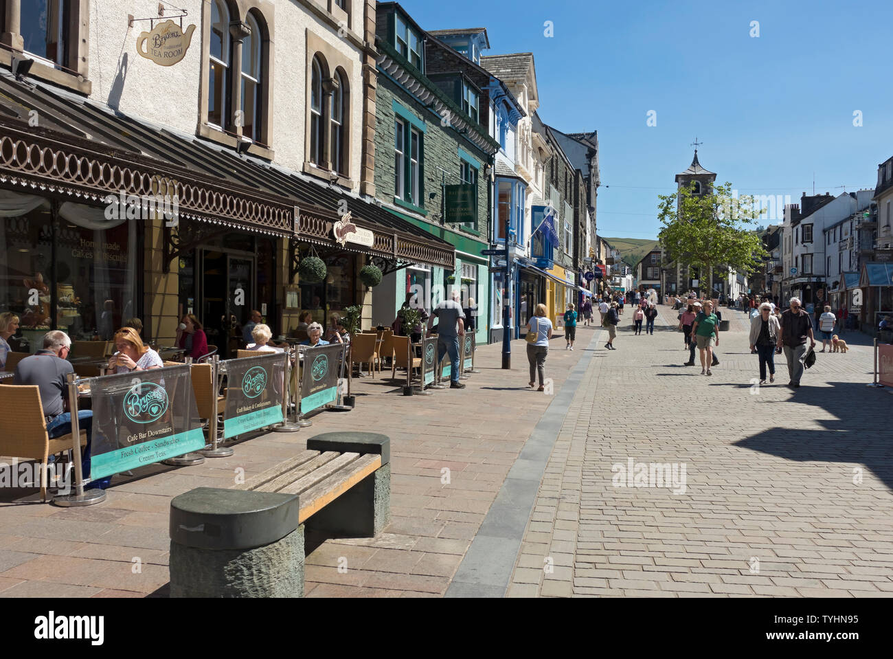 Menschen Besucher Touristen im Stadtzentrum im Sommer Keswick Cumbria England Großbritannien Großbritannien GB Großbritannien Stockfoto
