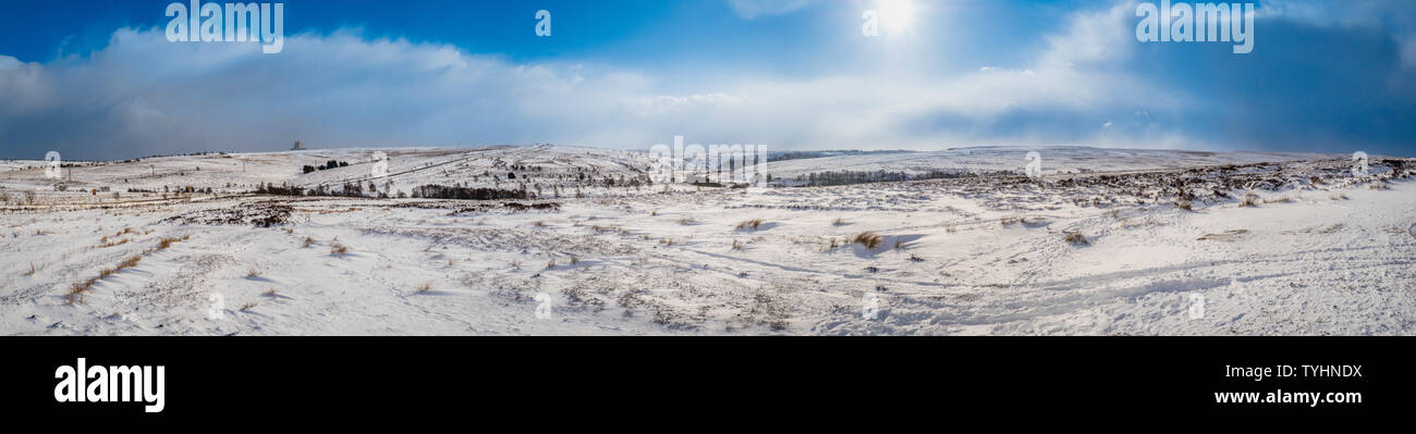 Panoramablick von North Yorkshire Moors im Schnee, UK. RAF Fylingdales in Distanz. Stockfoto